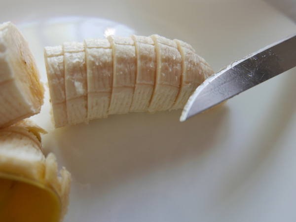 slicing banana